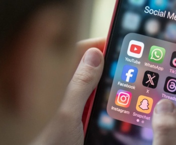 Європарламент прийняв рішення про обмеження використання соцмереж для неповнолітніх до 16 років