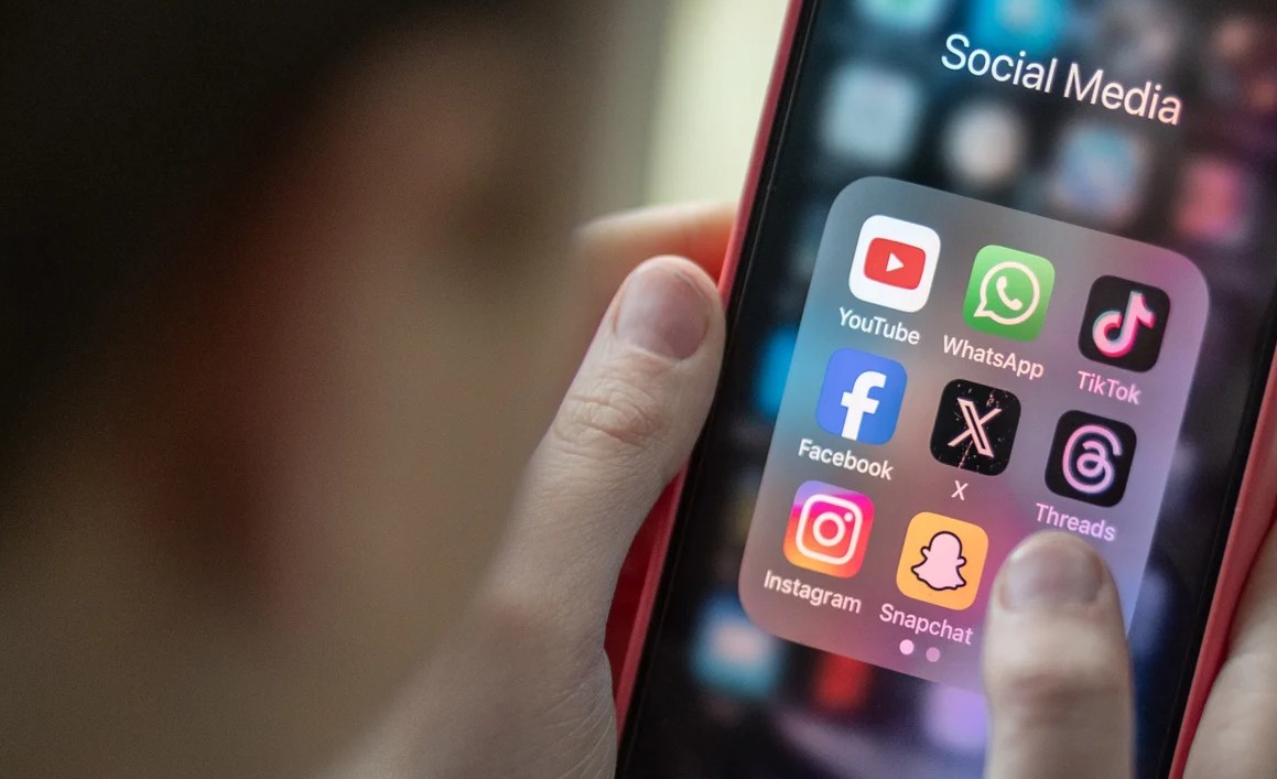 Європарламент прийняв рішення про обмеження використання соцмереж для неповнолітніх до 16 років