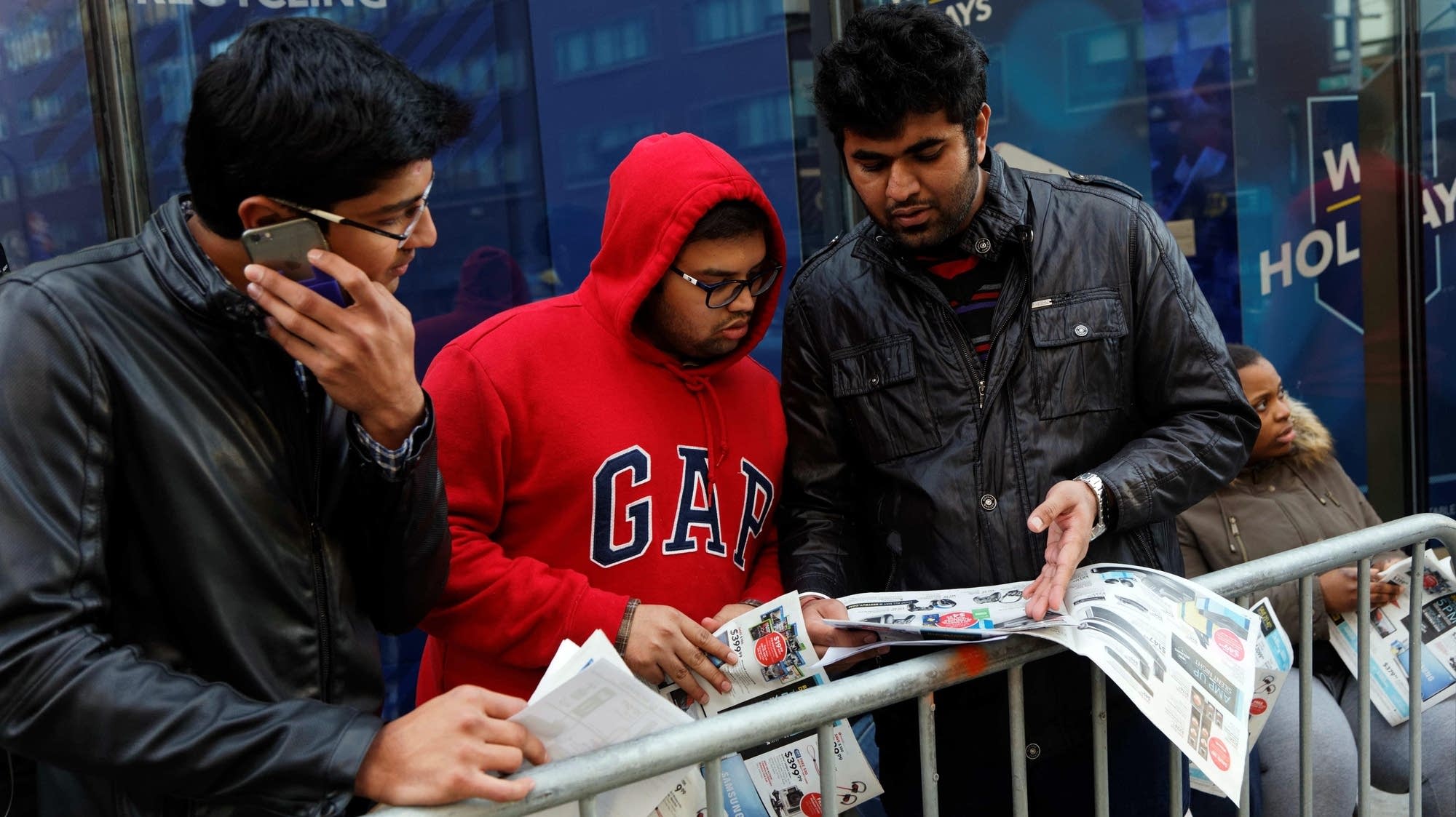 Чому роздрібні торговці, такі як Amazon, J.Crew, відновлюють святкові каталоги