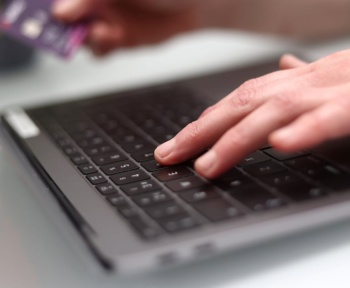 Два урядові департаменти сваряться через плани тиску на технічних гігантів, щоб вони боролися з шахрайством у соціальних мережах – The Irish Times