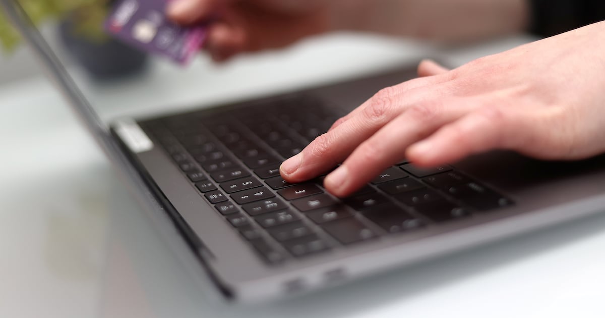 Два урядові департаменти сваряться через плани тиску на технічних гігантів, щоб вони боролися з шахрайством у соціальних мережах – The Irish Times