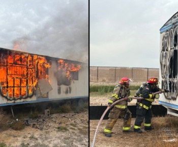 Пожежники з Ель-Пасо, Санленд-Парк, об’єднуються для боротьби з пожежею мобільного будинку на лінії штату
