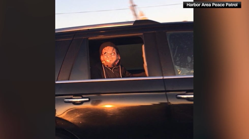 Агента ICE бачили в Лос-Анджелесі в масці Чакі.