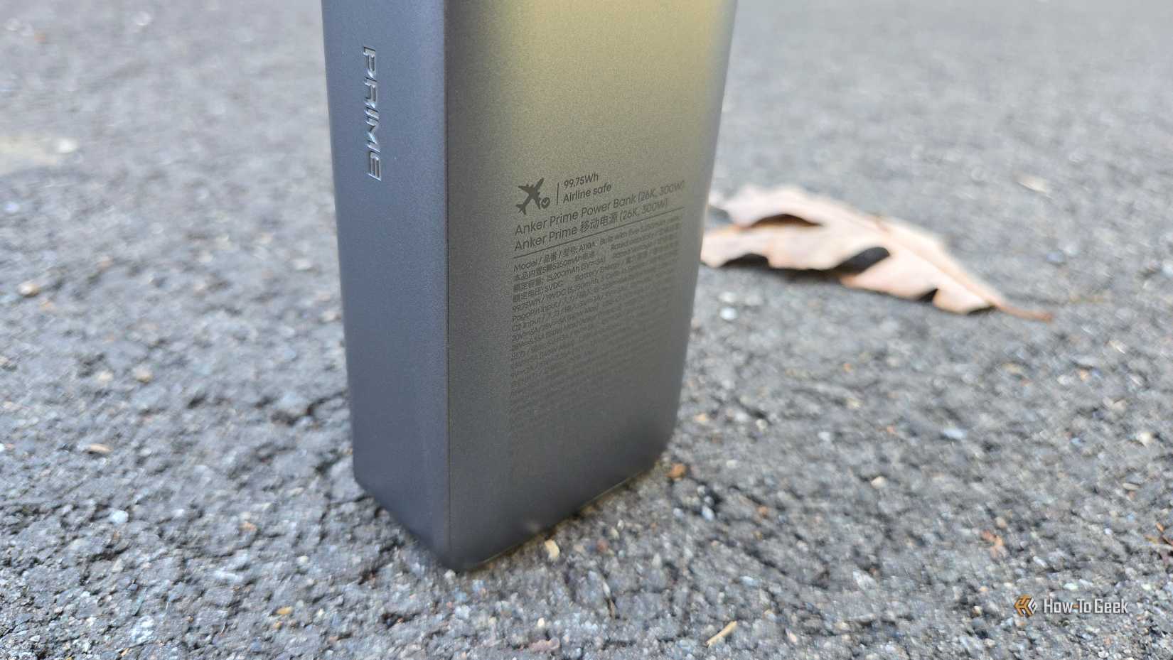 Етикетка безпеки авіакомпанії на Anker Prime Power Bank.