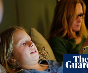 Як підтримати дитину через заборону соцмереж – слухай, будь на її боці та не намагайся виправдовувати нові правила | Заборона соціальних мереж