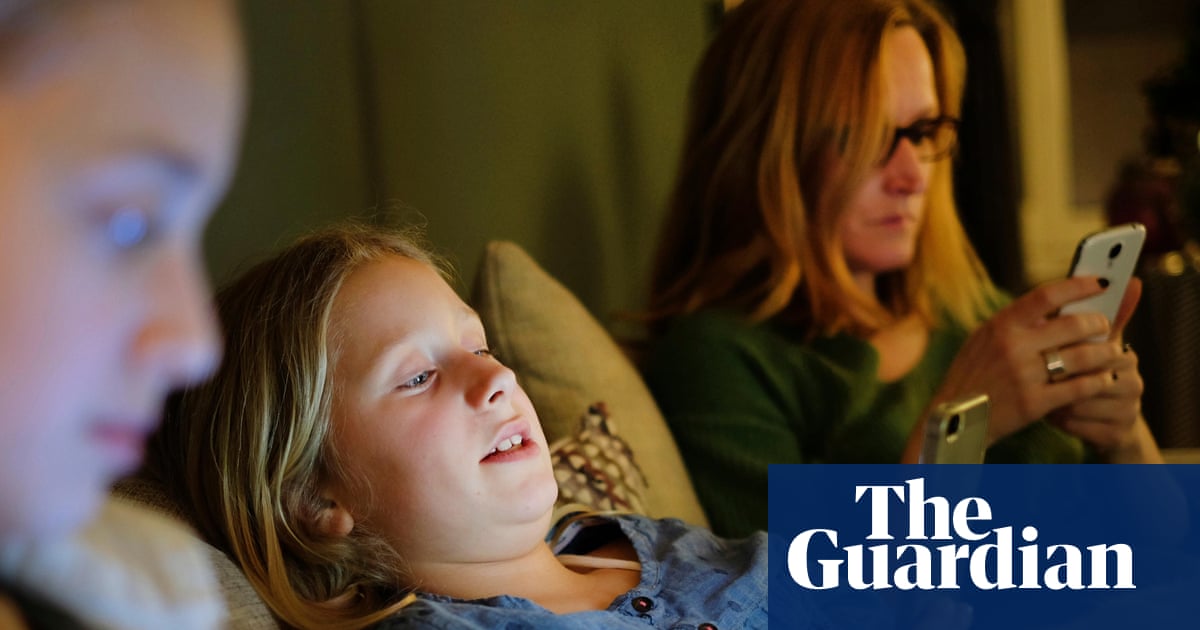 Як підтримати дитину через заборону соцмереж – слухай, будь на її боці та не намагайся виправдовувати нові правила | Заборона соціальних мереж