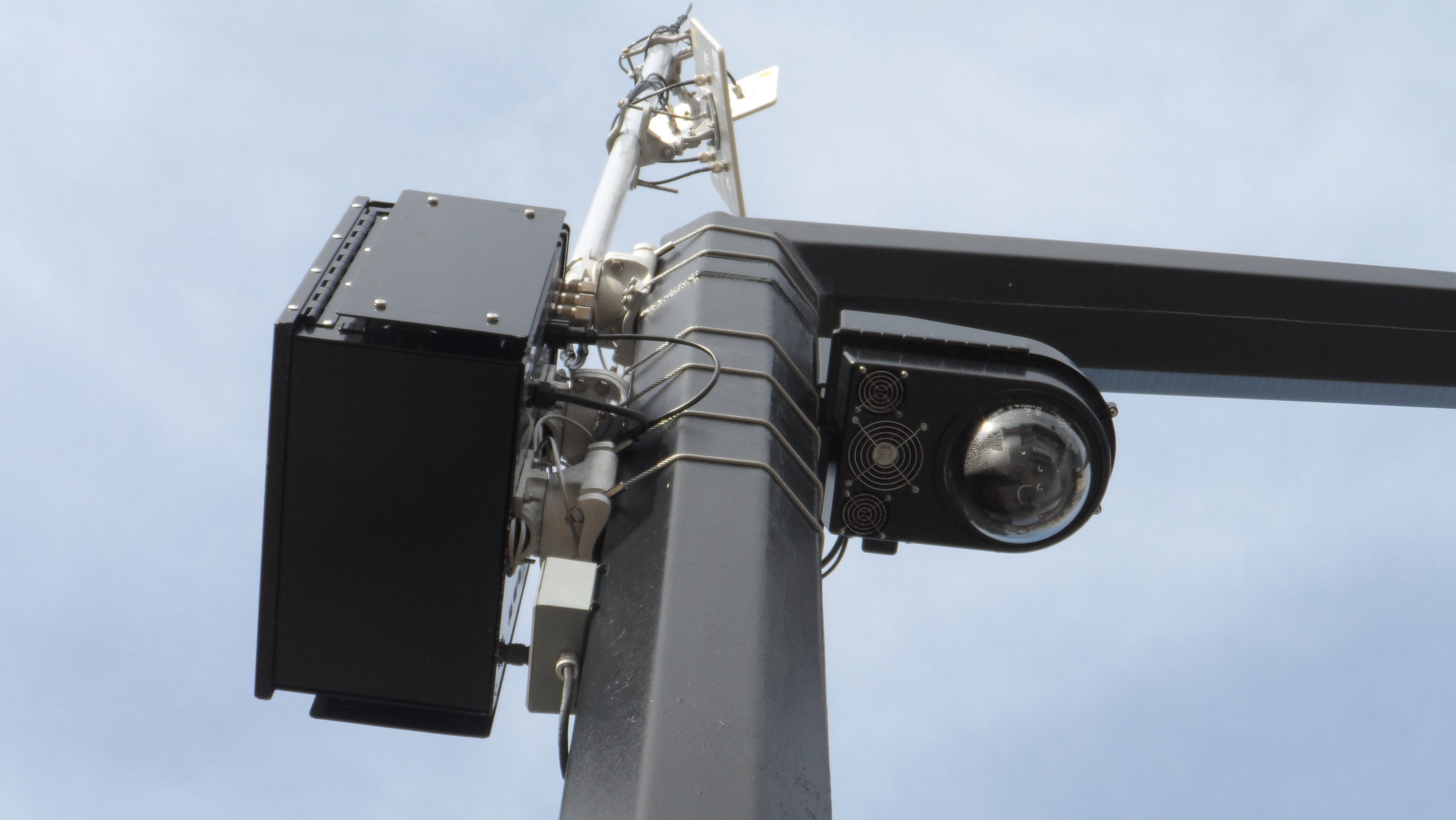 Як план ICE щодо моніторингу соціальних медіа 24/7 загрожує конфіденційності та громадській участі