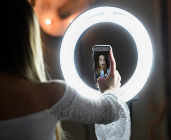 Як соціальні медіа формують у підлітків впевненість та особистість