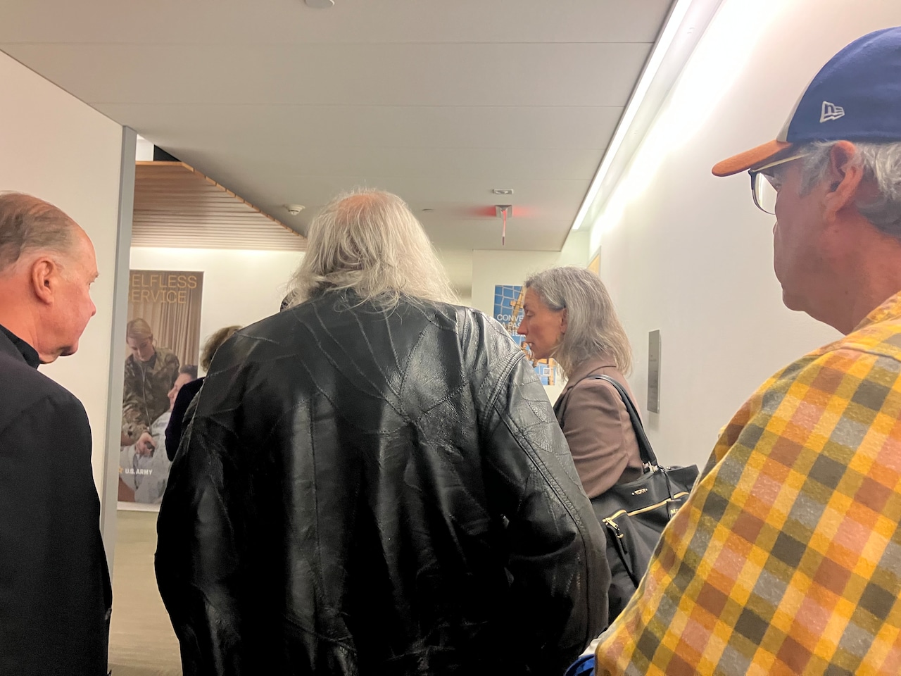 Декстер і волонтери в коридорі.