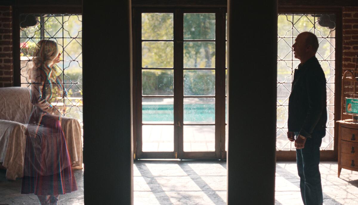 Чоловік, якого грає актор Майкл Кітон, розмовляє з голограмою.