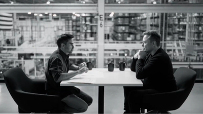 Ілон Маск у подкасті WTF, епізод 16, попереджає про зловживання візами H-1B аутсорсинговими фірмами Візи H-1B: Ілон Маск стверджує, що аутсорсингові фірми обдурили систему, що викликало занепокоєння щодо роботи в США